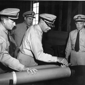 fagu-lcdr-llyle-vadm-martin-inspecting-weapons--26may52_lyle.jpg