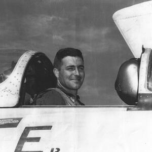tom-waterbury-f-9f8-cockpit.jpg