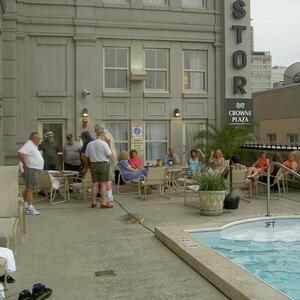 va15-05reunion-pool.jpg